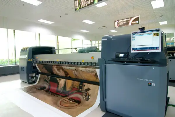 Duży, nowoczesny ploter drukujący HP Scitex LX800 z wydrukiem na płachcie.
