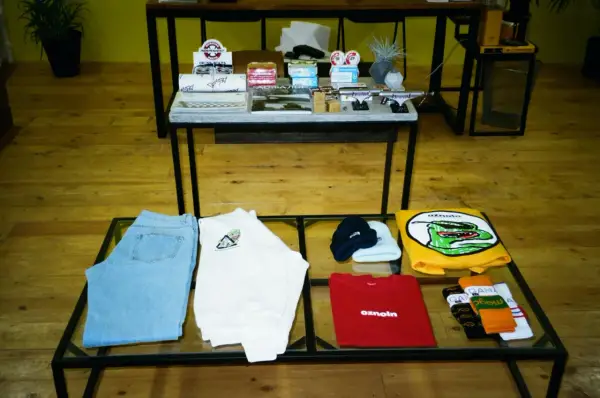Ubrania i akcesoria, jak dżinsy, koszulki, czapki i skarpetki, to przykład tego, co to jest merchandising marki.
